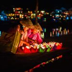 Trải nghiệm thả đèn hoa đăng lung linh trên sông Hoài Hội An