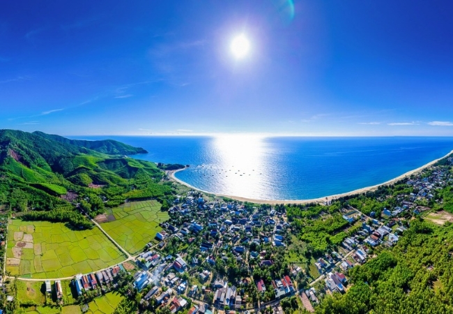 Cách Quy Nhơn khoảng 88 km về phía bắc, bãi biển Lộ Diêu nằm tại xã Hoài Mỹ, huyện Hoài Nhơn như một viên ngọc quý ẩn mình.